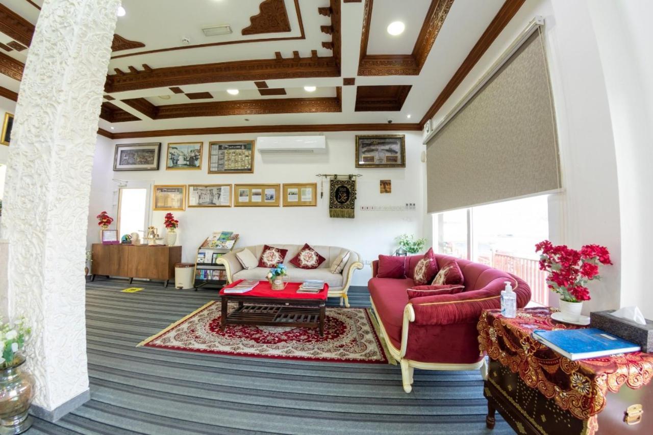 Sur Bandar Al Ayjah Hotel Apartments Esterno foto
