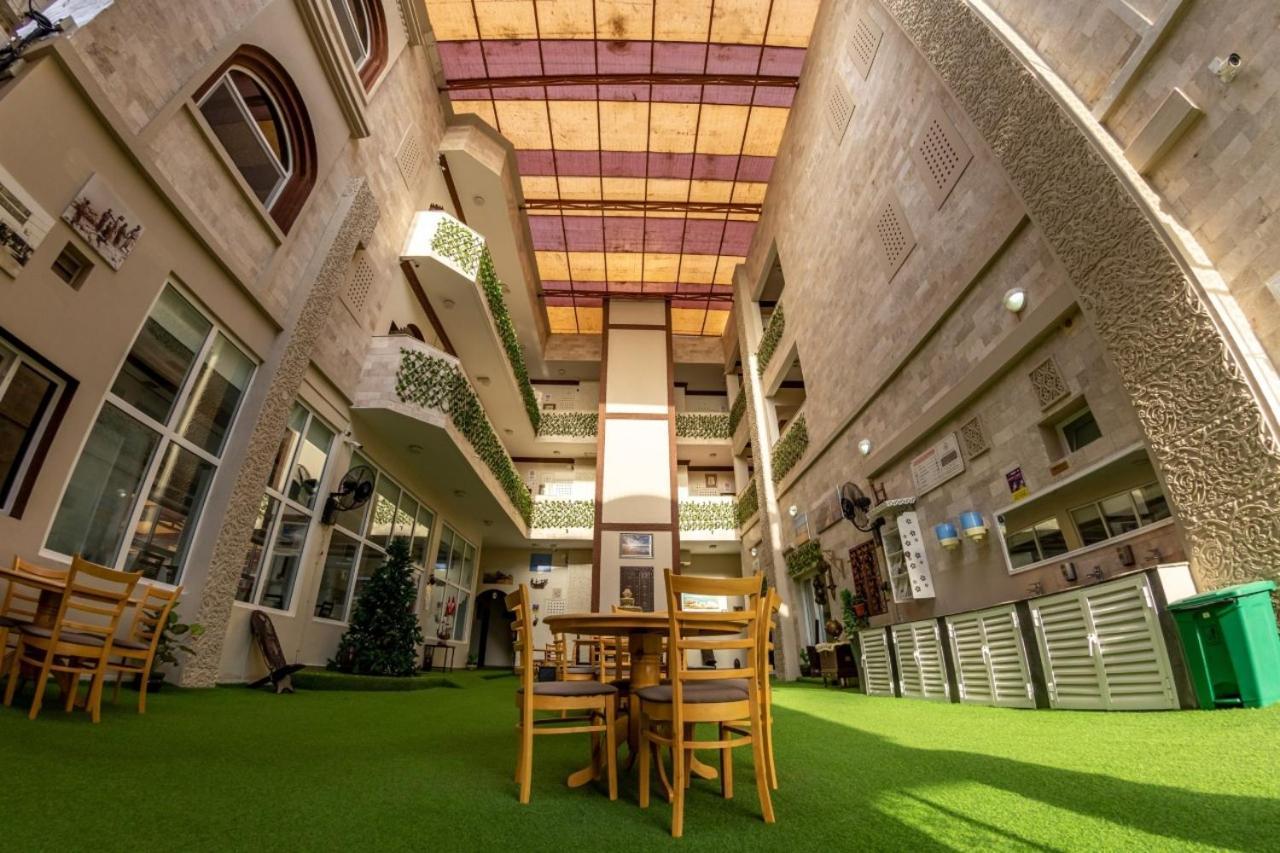 Sur Bandar Al Ayjah Hotel Apartments Esterno foto