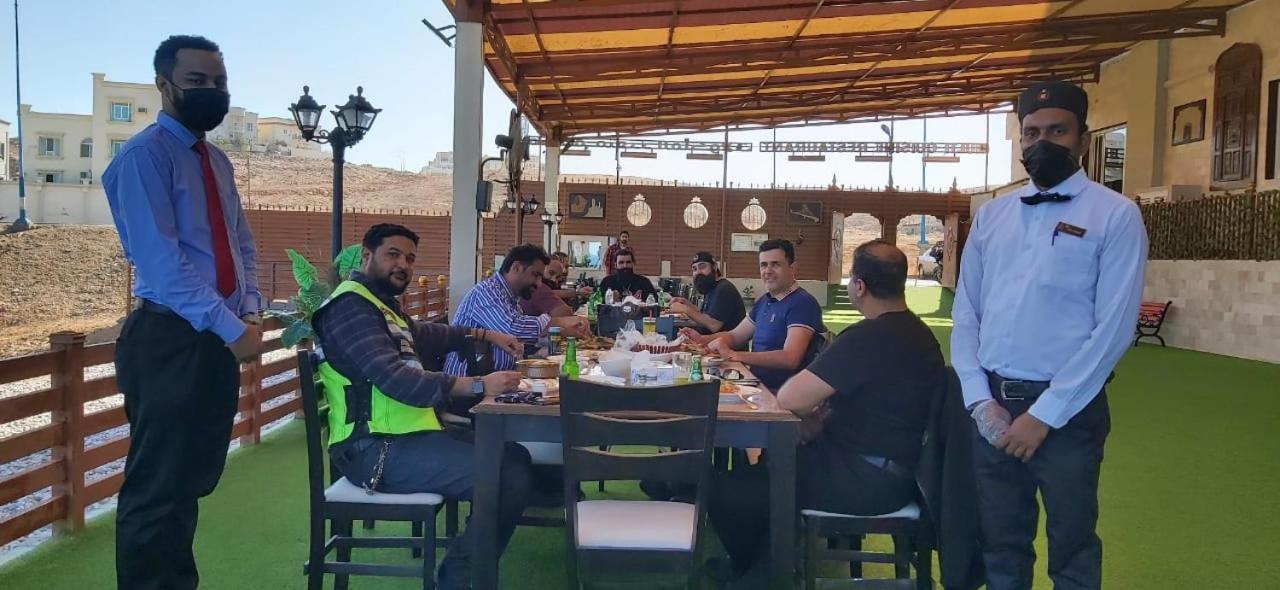 Sur Bandar Al Ayjah Hotel Apartments Esterno foto