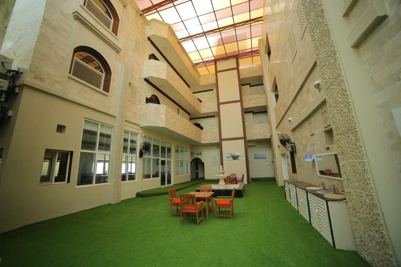 Sur Bandar Al Ayjah Hotel Apartments Esterno foto